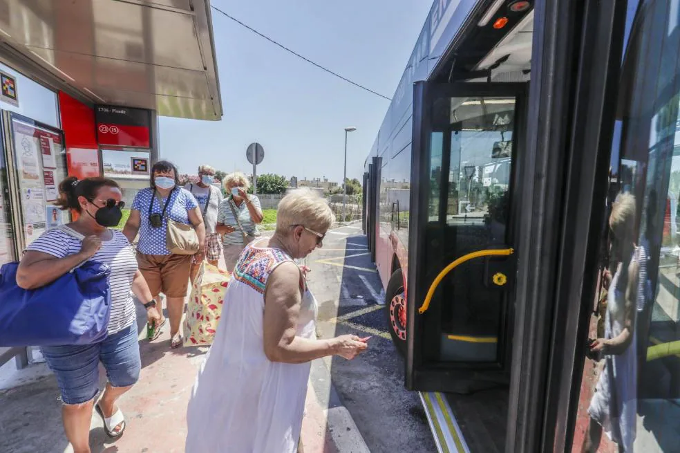 Finalmente el autobús llega a la parada y abre sus puertas para abordar.  irene marilla