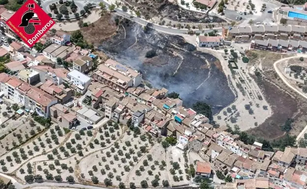Extinguido el incendio de vegetación en Tibi, que obliga a activar la situación 1 del PEIF