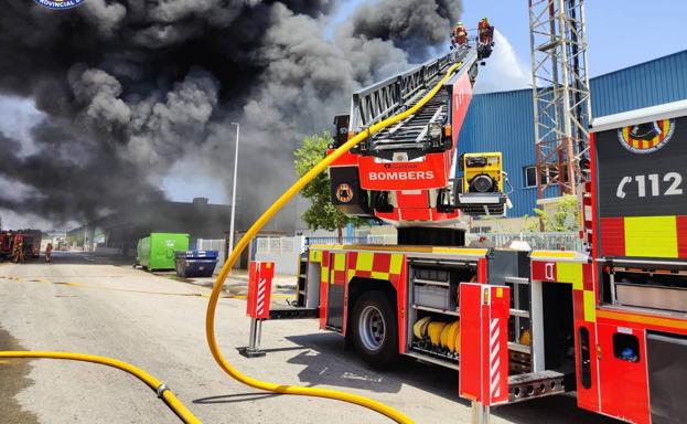 VÍDEO | La impactante lucha de los bomberos contra el fuego en Riba-Roja