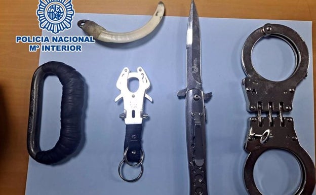 Detenido el portero de un local de ocio nocturno del puerto de Alicante por agredir a un hombre y portar armas blancas