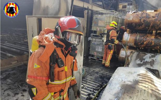 Un incendio quema una nave de una fábrica de colchones en Picassent