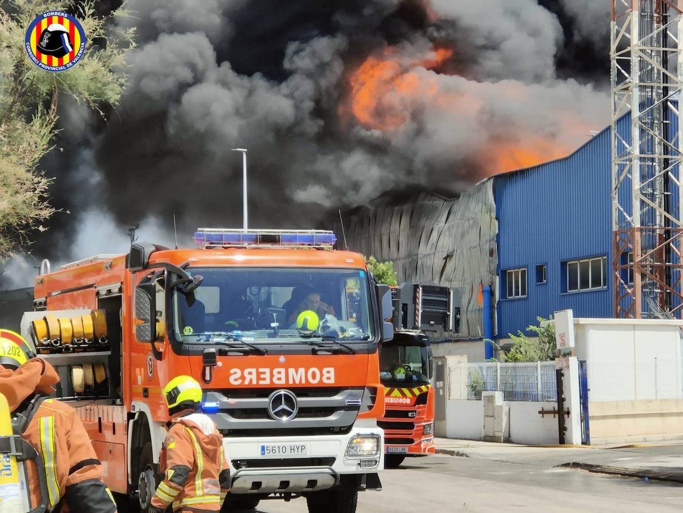 Las impactantes imágenes del incendio de una nave industrial en Riba-roja