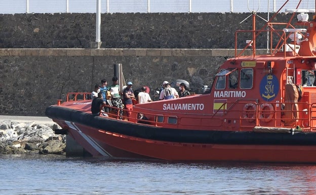 Dos pateras con 36 personas, entre ellas una embarazada y cuatro menores, llegan a la costa de Alicante