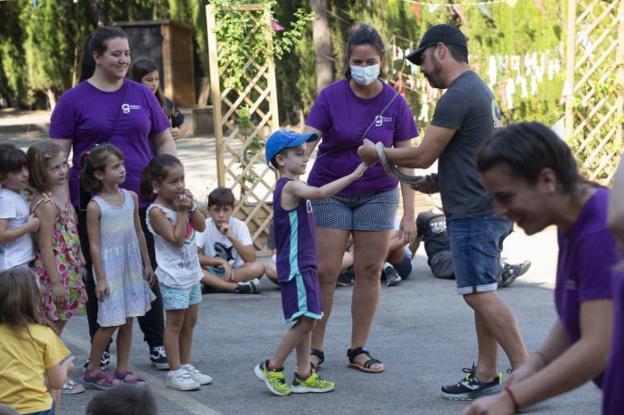 Niños y jóvenes aprenden sobre biodiversidad y el mosquito tigre