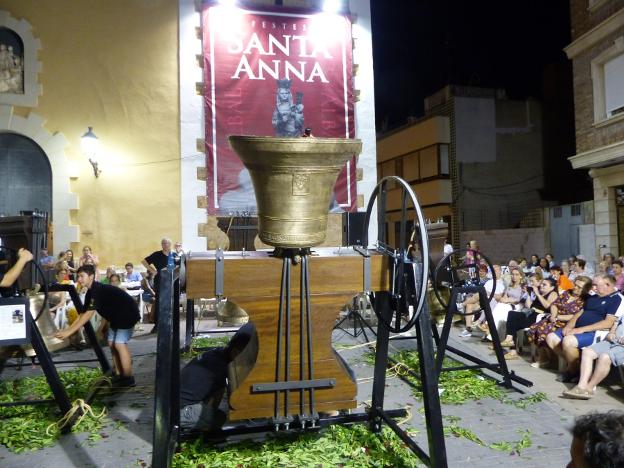 Las campanas de la iglesia regresan a su lugar original tras su restauración