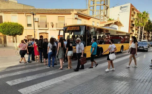 Los usuarios abordan autobuses de reemplazo.