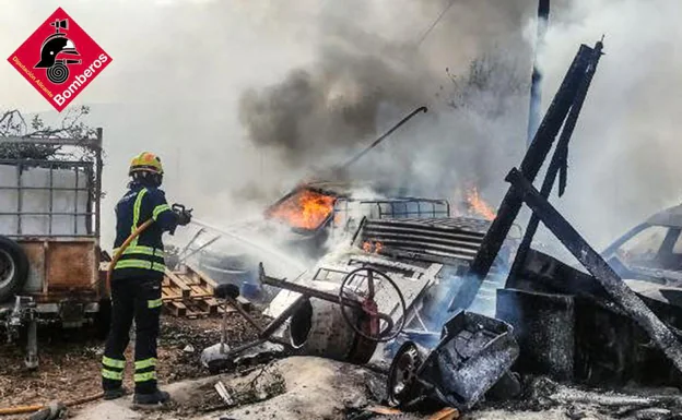 Un incendio calcina una fábrica de palets de madera en Pinoso
