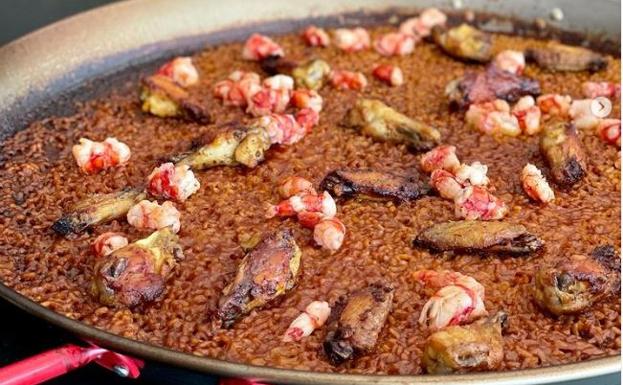 El «arroz a banda moderno» que Jordi Cruz enseña a cocinar en su casa a dos exconcursantes de Masterchef