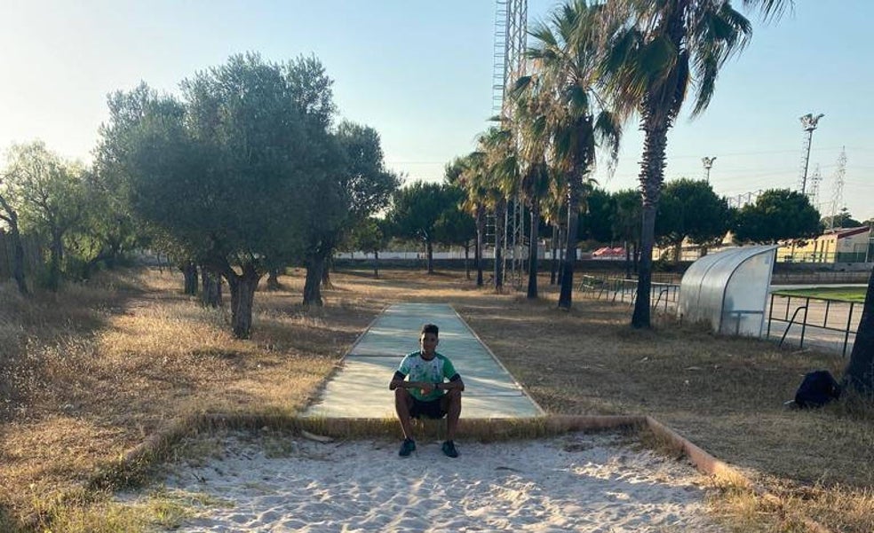 Tayb Loum, de entrenar en una pista de tierra y con hierbajos al Mundial