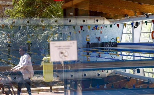 Las piscinas de Ayora y Abastos continúan cerradas cinco meses después de la clausura