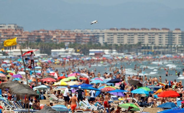 La ola de calor deja el Mediterráneo en 30 grados y abre la puerta a lluvias torrenciales