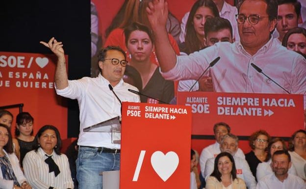 Sanguino pide amparo a la dirección del PSOE y asegura que no tomará una decisión hasta que no se pronuncie