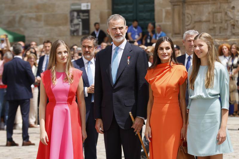 Leonor, Letizia y Sofía impactan con colores vivos en Santiago de Compostela