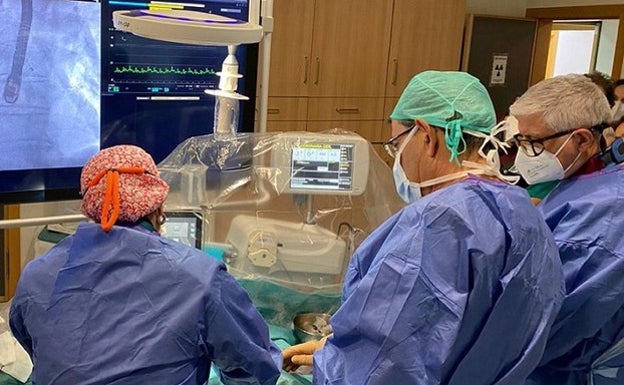 El General de Elche implanta por primera vez un dispositivo intracardíaco para reducir el riesgo de nuevos ictus