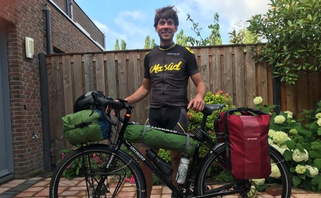 Un joven recorre 2.500 km en bici desde Holanda para volver a su Benimassot natal