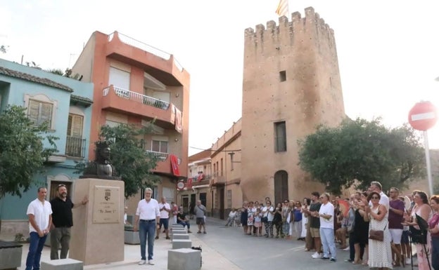 Un busto de Jaume I preside una de las plazas más emblemáticas de Albal