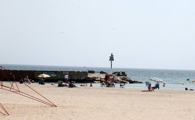 Enfado en Xàbia por la demora de la conselleria en analizar las aguas de la playa del Arenal cerrada al baño