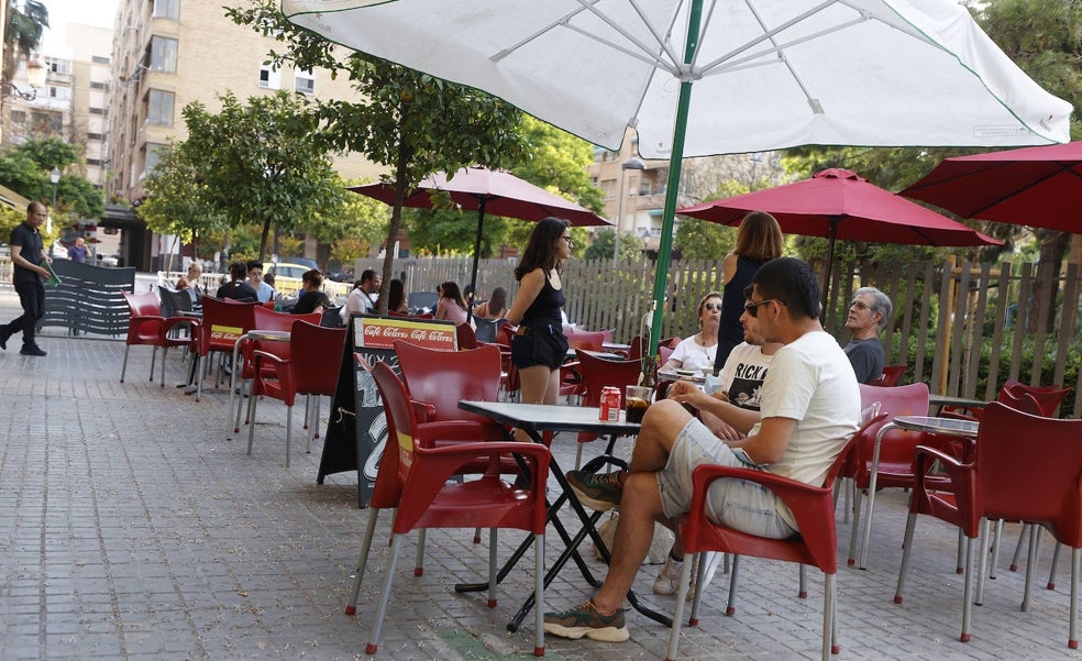 El Ayuntamiento de Valencia pone coto a las terrazas en plazas y zonas de botellón