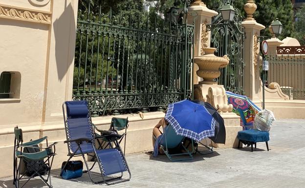 En juego los últimos palcos para la Batalla de Flores: «Llevo desde las siete de la mañana»