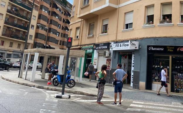 Un hombre muere apuñalado cuando subía la persiana de su bar en Valencia