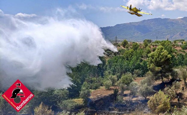 Un incendio afecta a algunos bancales del Barranco de Turballos en Muro d'Alcoi