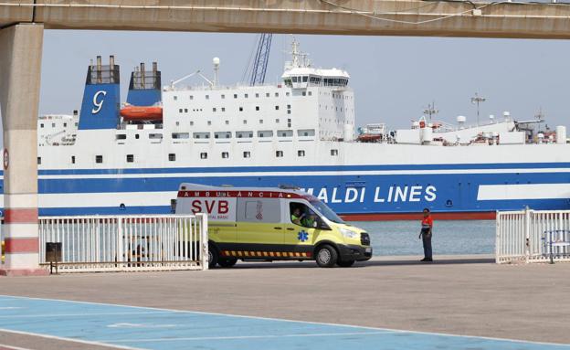 Nueve trabajadores trasladados por inhalación de humo en el incendio de un barco en el puerto de Valencia