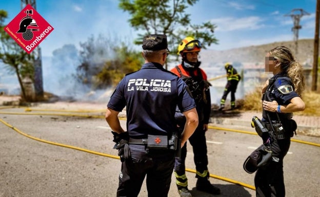 Los bomberos extinguen un fuego cercano a la residencia de ancianos de Les Talaies en La Vila Joiosa