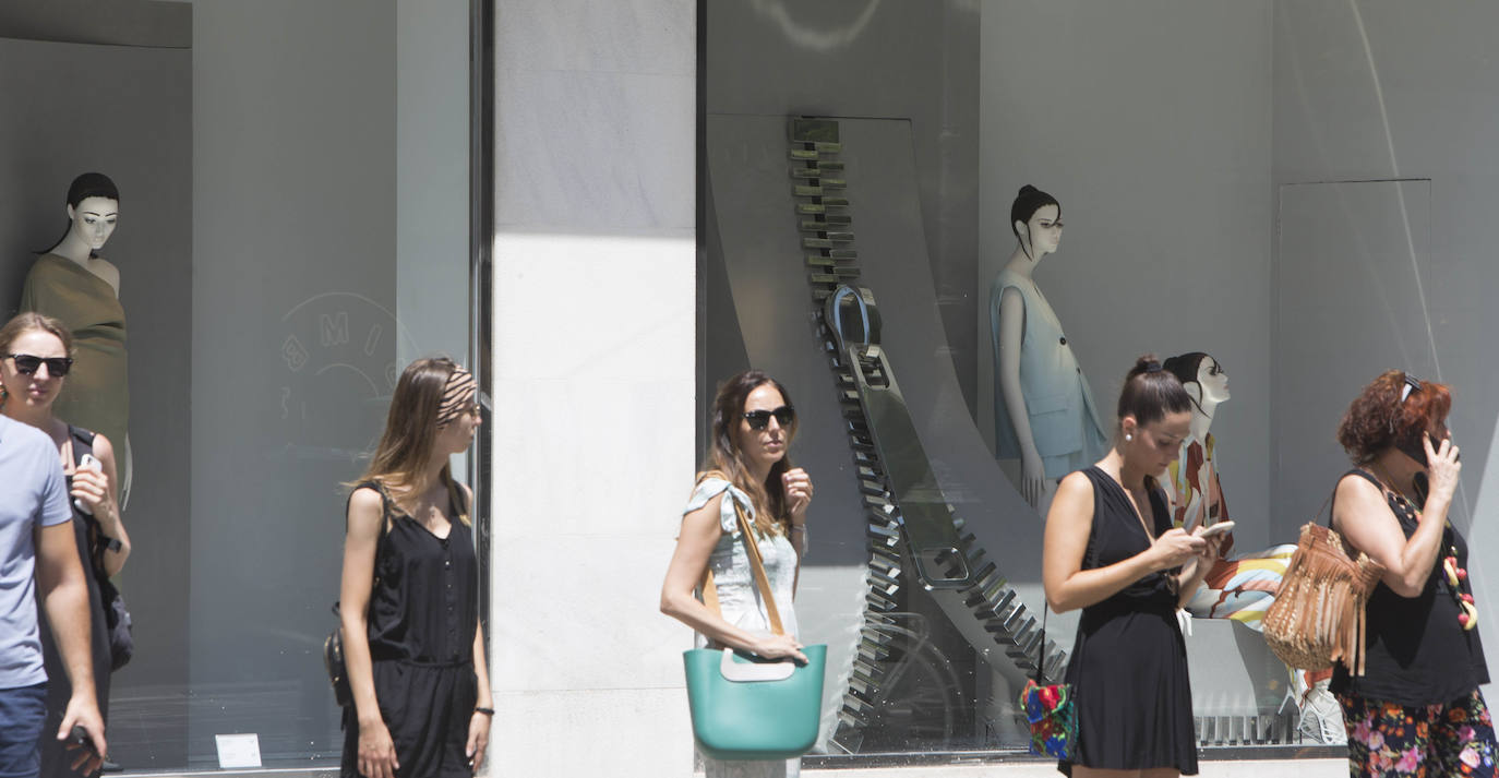 El comercio alerta de inseguridad en las calles por el apagón de los escaparates