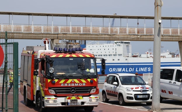 Los nueve tripulantes intoxicados por el incendio en un barco reciben el alta