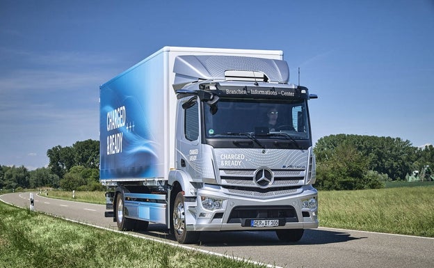 La empresa valenciana AtienzaTrans realiza el primer pedido de un camión Mercedes eActros