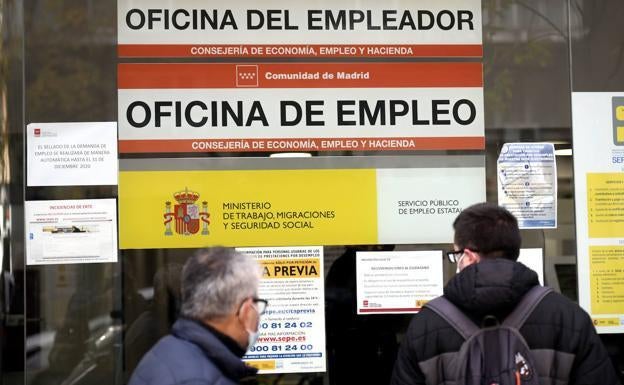 El paro baja en 2.937 personas en julio en la Comunitat