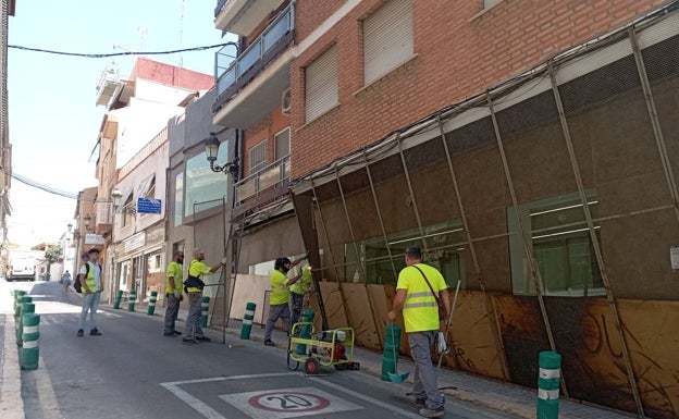 Paterna comienza a montar las protecciones en la calle Mayor para la Cordà