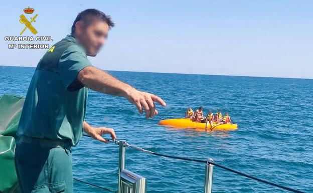 La Guardia Civil rescata a una familia a la deriva en Santa Pola tras volcar su embarcación