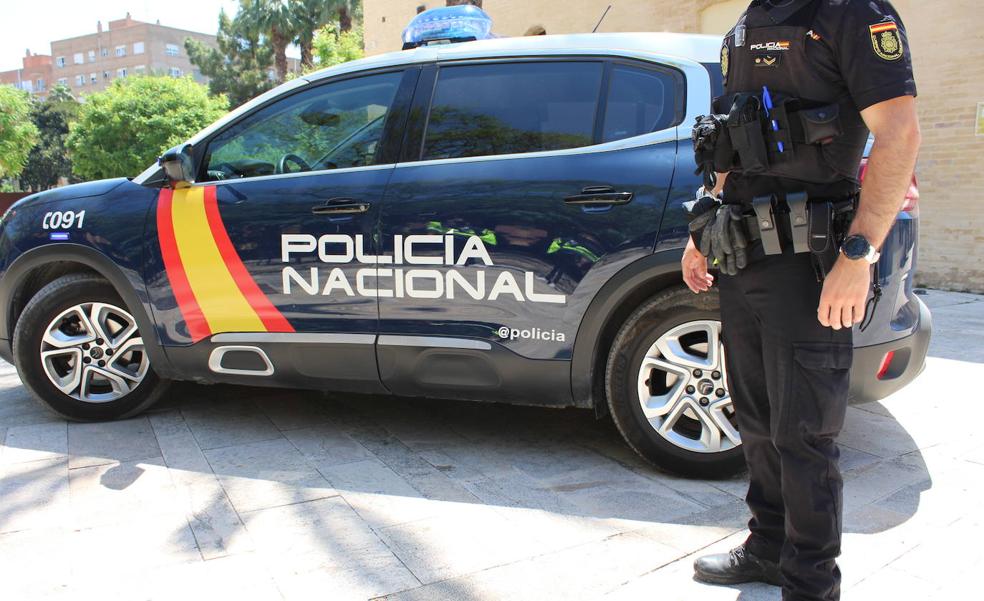 Un hombre amenaza a su expareja con un hacha tras quebrantar un alejamiento
