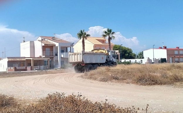 Vecinos de la playa de Puçol denuncian molestias por unas obras de Costas