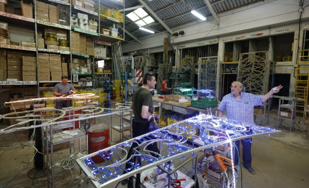 Comerciantes y falleros piden mantener toda la iluminación en las calles