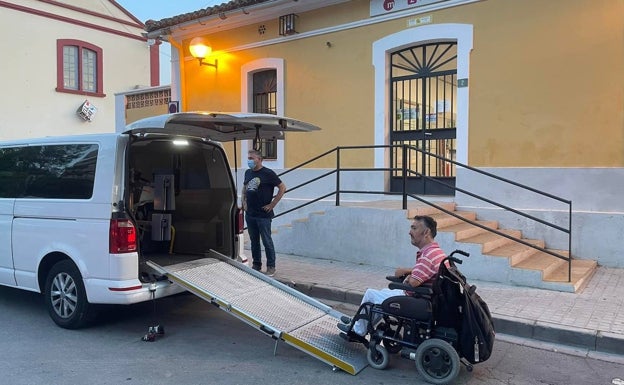 Protestas por dejar a un usuario del metro con movilidad reducida en la estación de L'Eliana al no poder subir al autobús