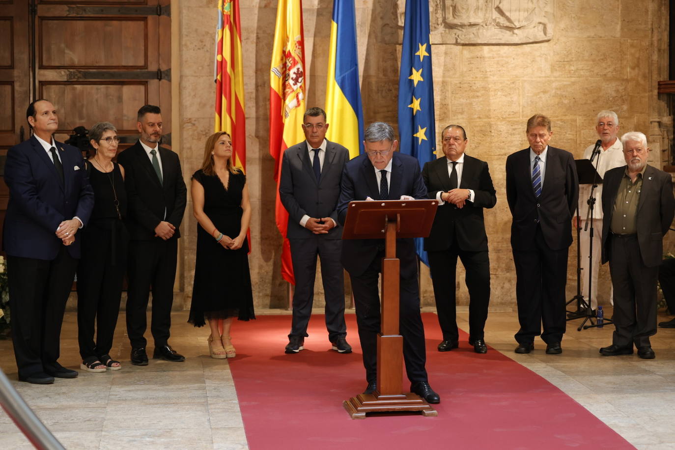 La sociedad valenciana despide a Santiago Grisolía