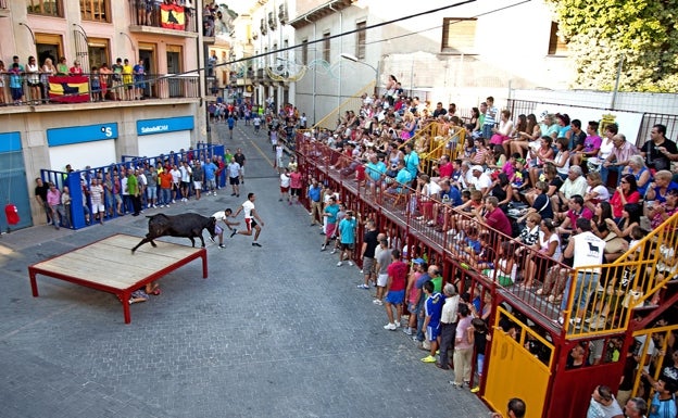 Las Fiestas de Vaca en honor a San Roque regresan a las calles de Castalla después de la pandemia