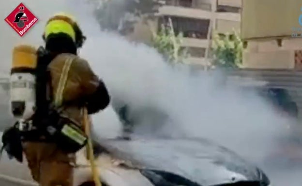 Arde un coche en plena avenida de Europa de Benidorm