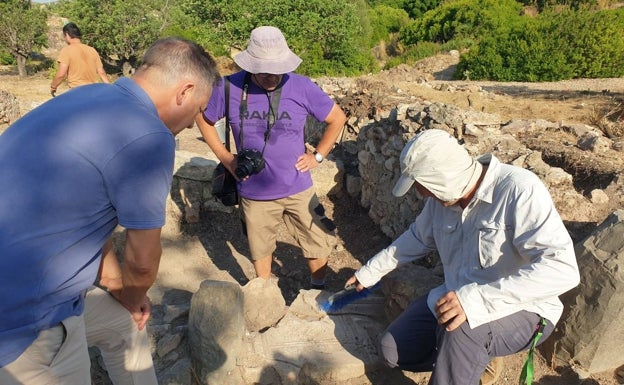 Hallan en el yacimiento de València la Vella una pieza funeraria de época romana trasladada por los visigodos desde Edeta