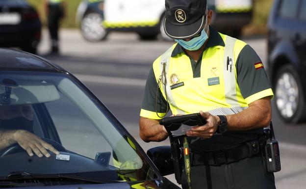 El multazo de la DGT por conducir sin camiseta o con chanclas