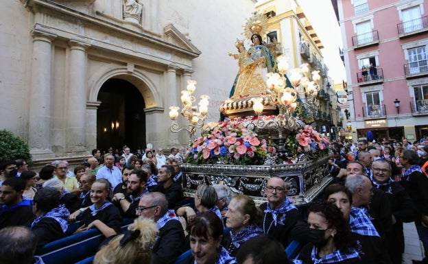 La Virgen del Remedio recorre las calles de Alicante tres años después