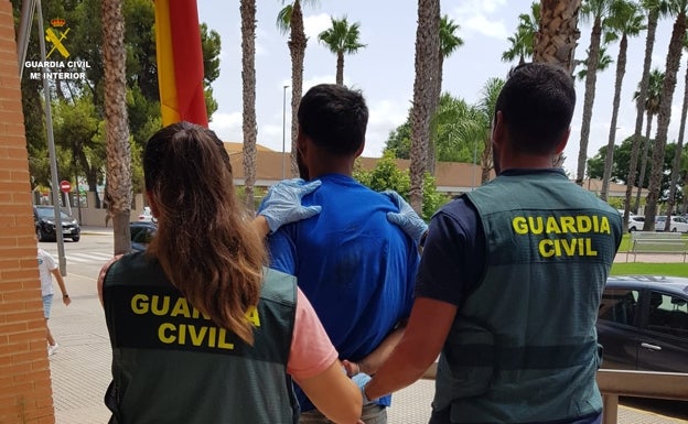 Detenidos dos jóvenes por agredir y robar a otro en las fiestas de Guadassuar