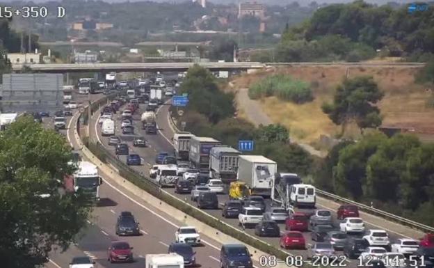 Atasco de 10 kilómetros en la A-7 a la altura de La Cañada