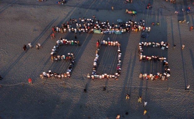 Canet y Sagunto se unen en una cadena humana para exigir la regeneración de las playas