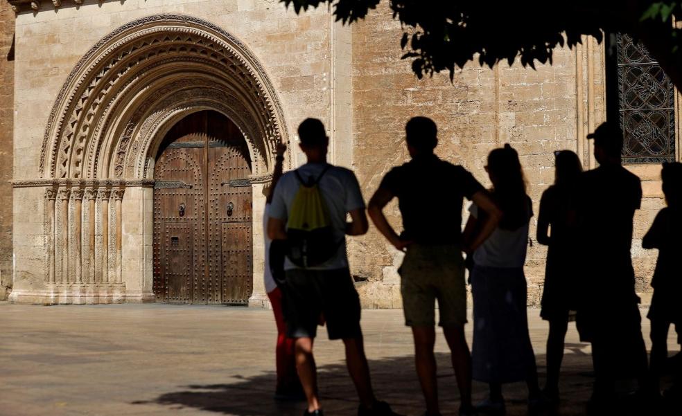 Los guías de Valencia alertan de que el apagado facilita las pintadas en los monumentos