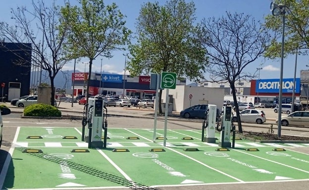 Nuevos puntos de recarga de vehículos eléctricos en la zona comercial de Gandia