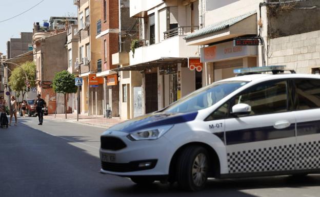 Un hombre acuchilla a la mujer de su sobrino y se tira por la ventana en Alginet