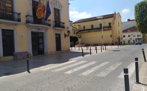 Alginet instala bolardos en la plaza para mejorar la seguridad vial